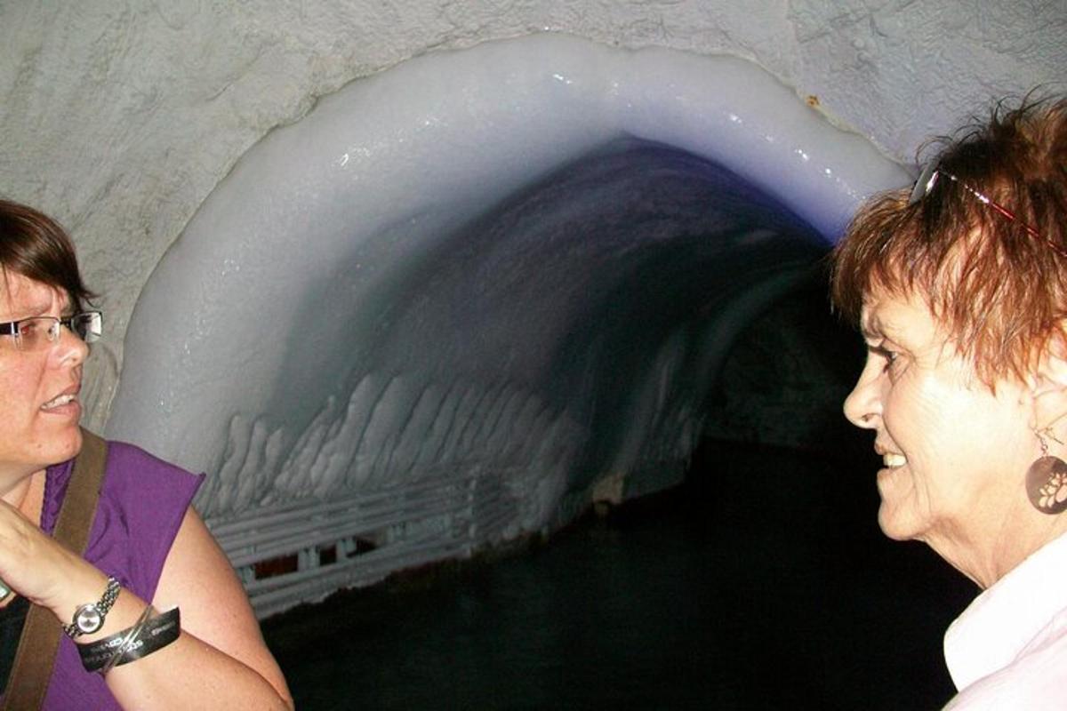 twee vrouwen staan voor een tunnel