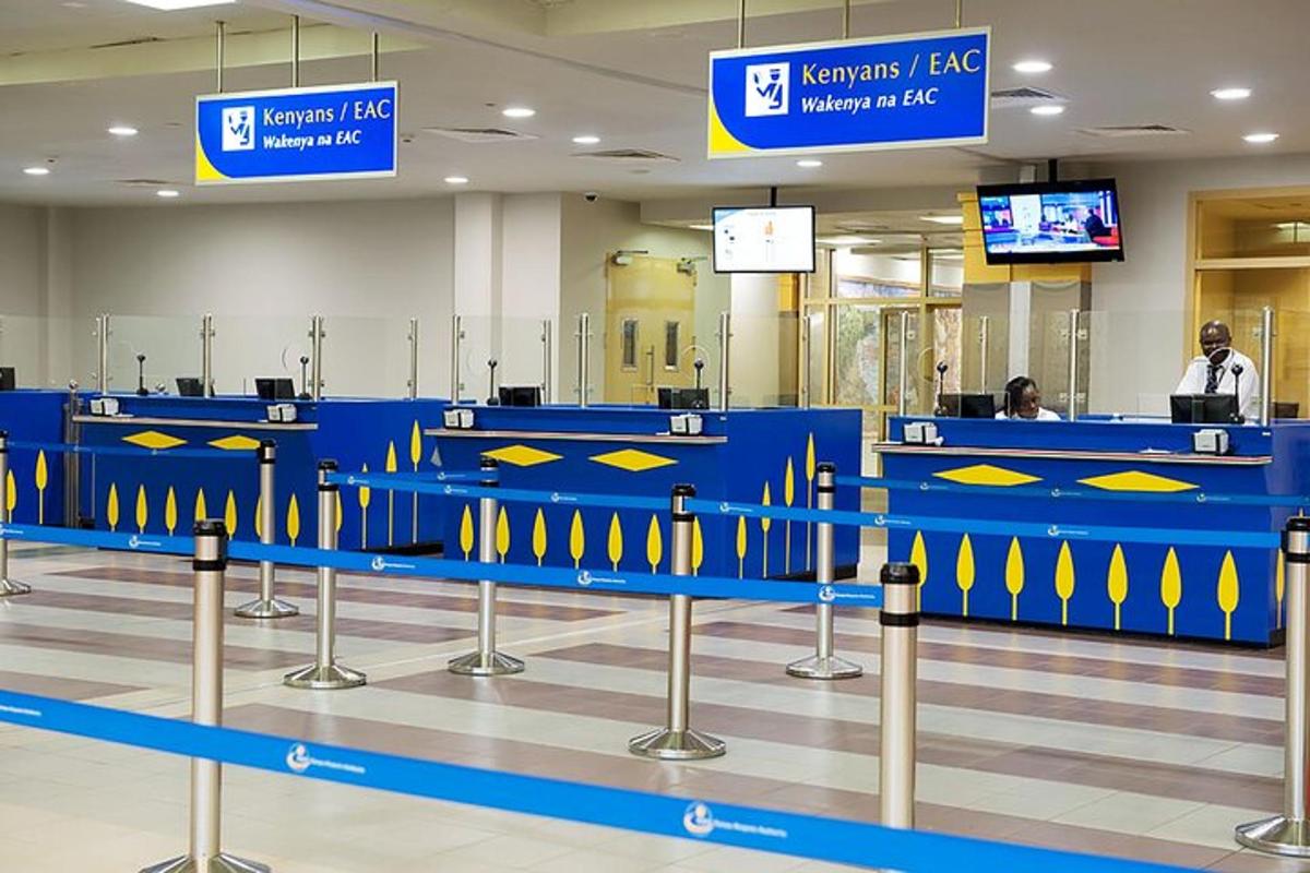 Ένα λόμπι με μπλε και κίτρινα εμπόδια σε ένα αεροδρόμιο