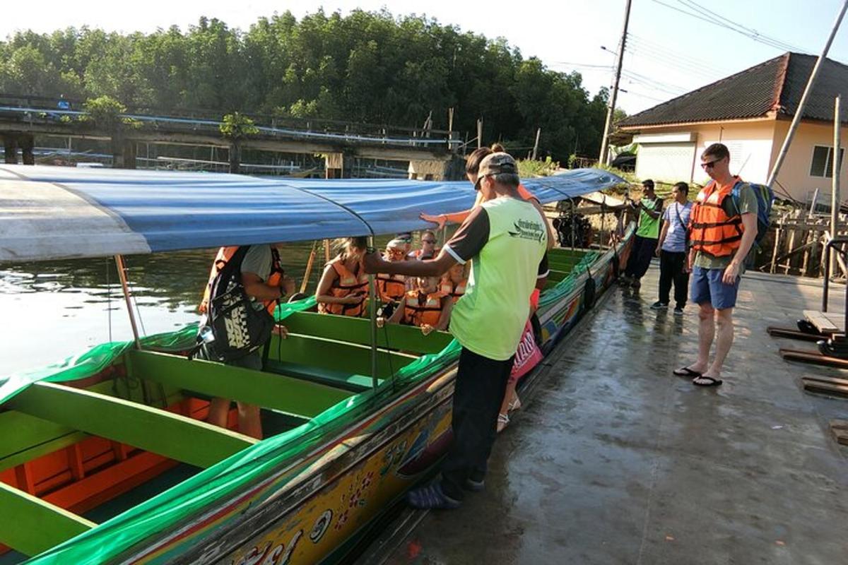 un gruppo di persone su una barca sull'acqua