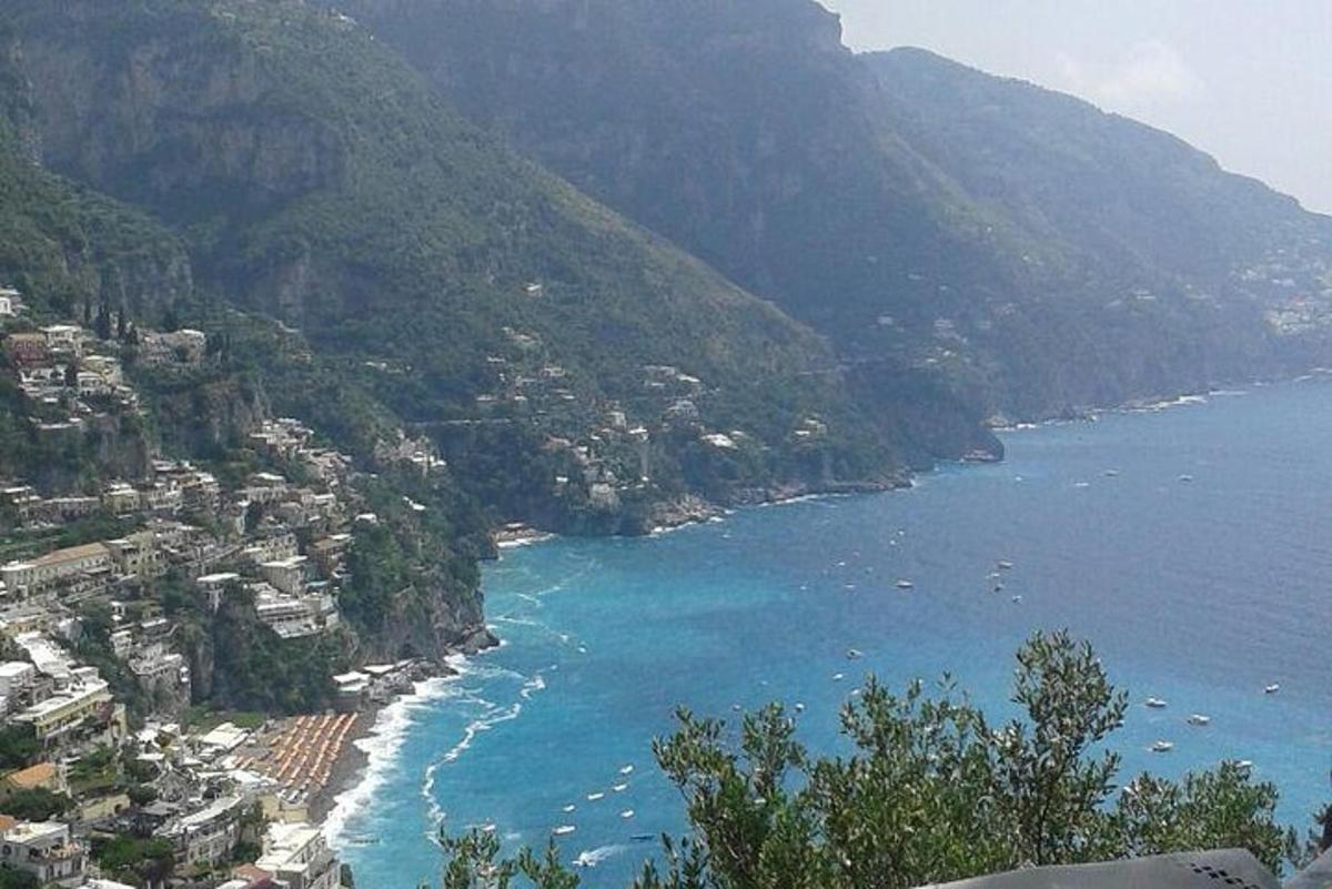 Una vista de un pueblo en la ladera de una montaña
