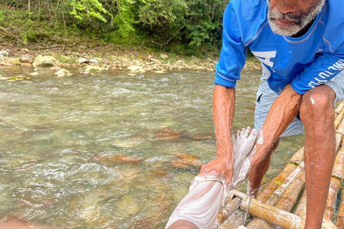 um homem com o pé na água com