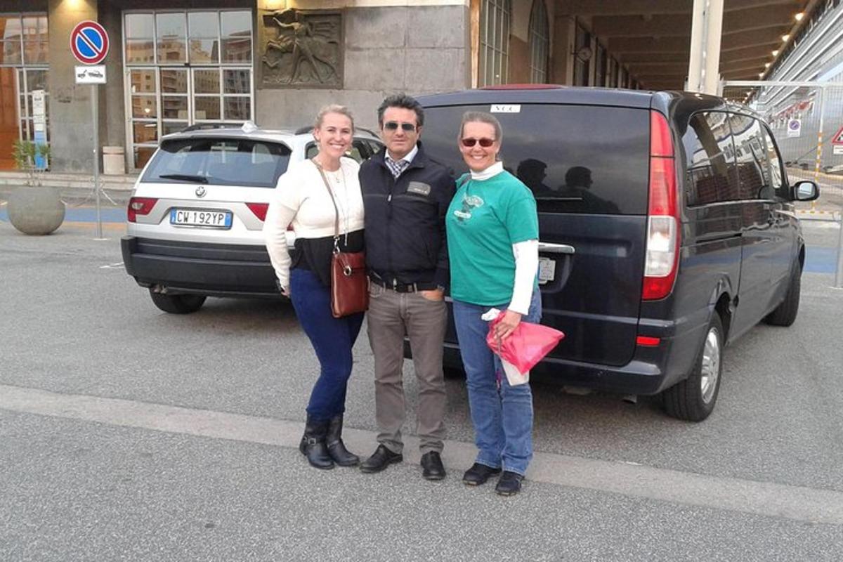 Un hombre y dos mujeres de pie junto a una camioneta