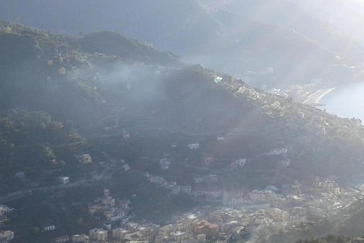 una vista aérea de una ciudad en una montaña