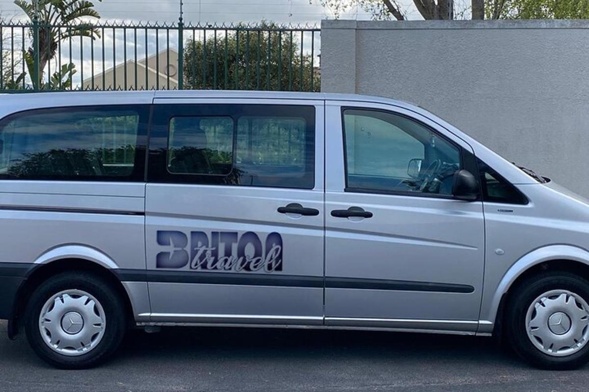 bílá dodávka parkuje na parkovišti