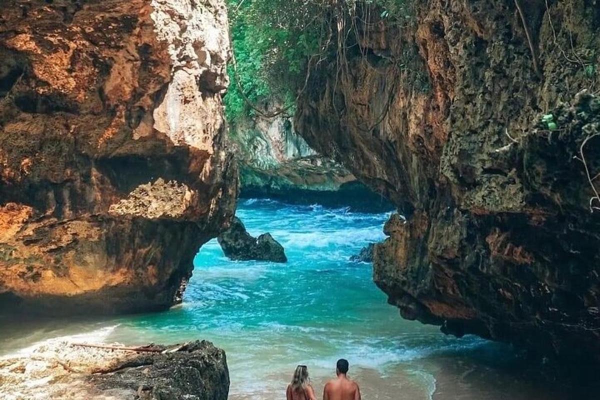 Un grupo de personas de pie en el agua en una cueva.