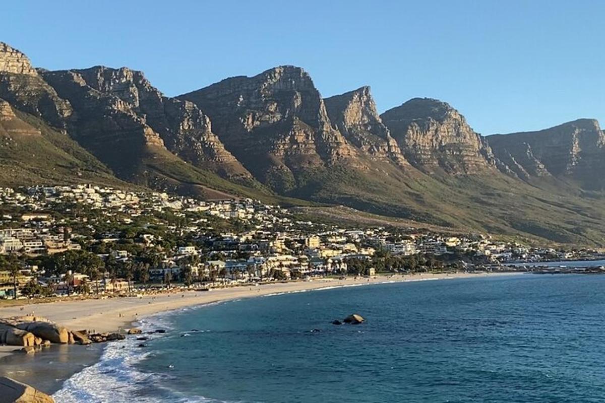 una vista di una spiaggia con le montagne sullo sfondo