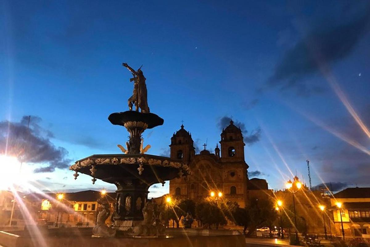 una fuente con una estatua delante de un edificio