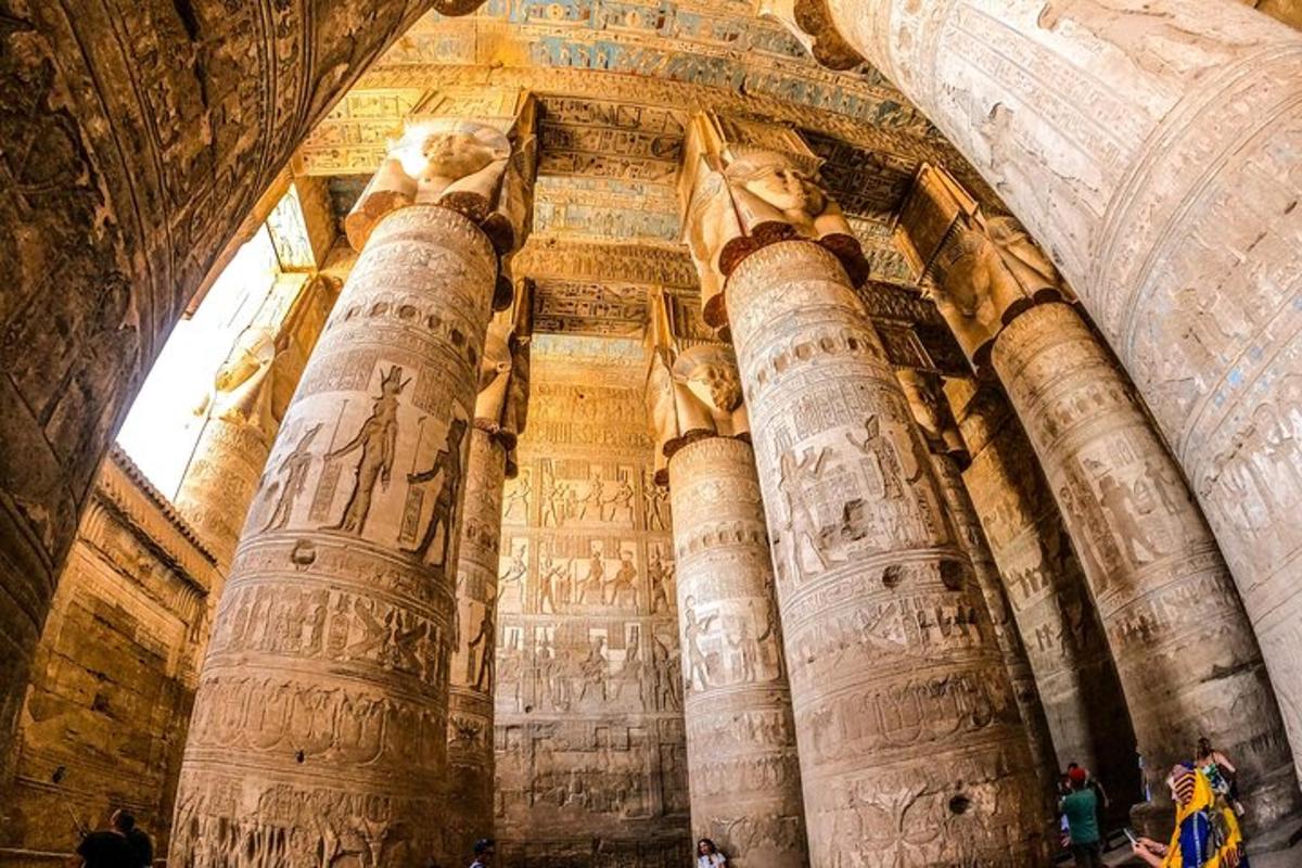 un gruppo di colonne in un edificio con geroglifici