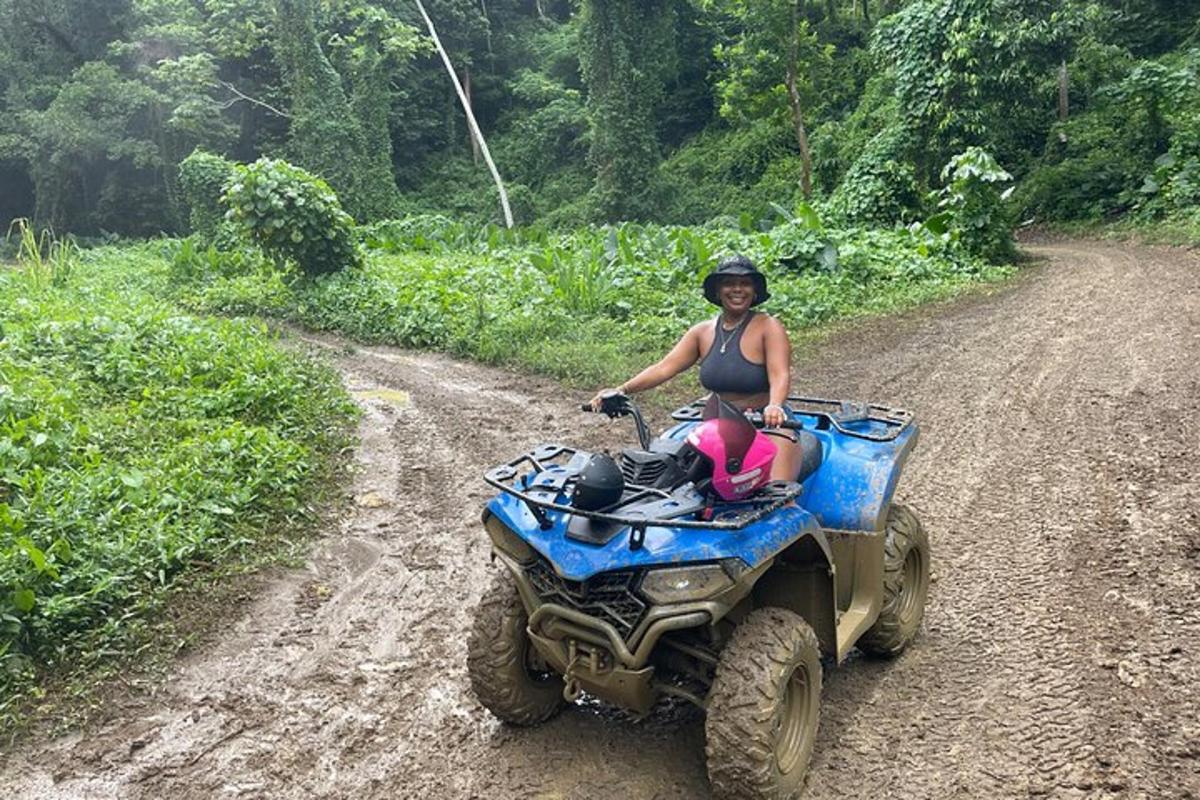 o femeie care merge cu un ATV pe un drum de pământ