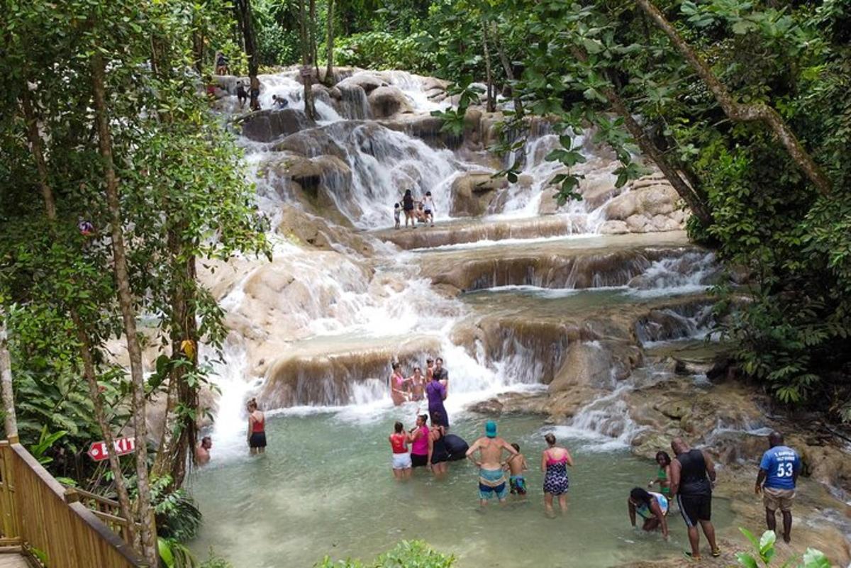 un gruppo di persone in piedi nell'acqua di una cascata