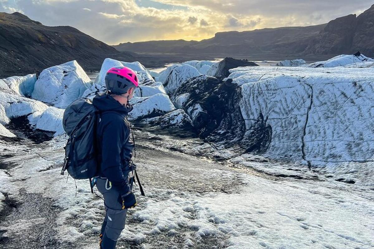 eine Person, die neben einem schneebedeckten Gletscher steht