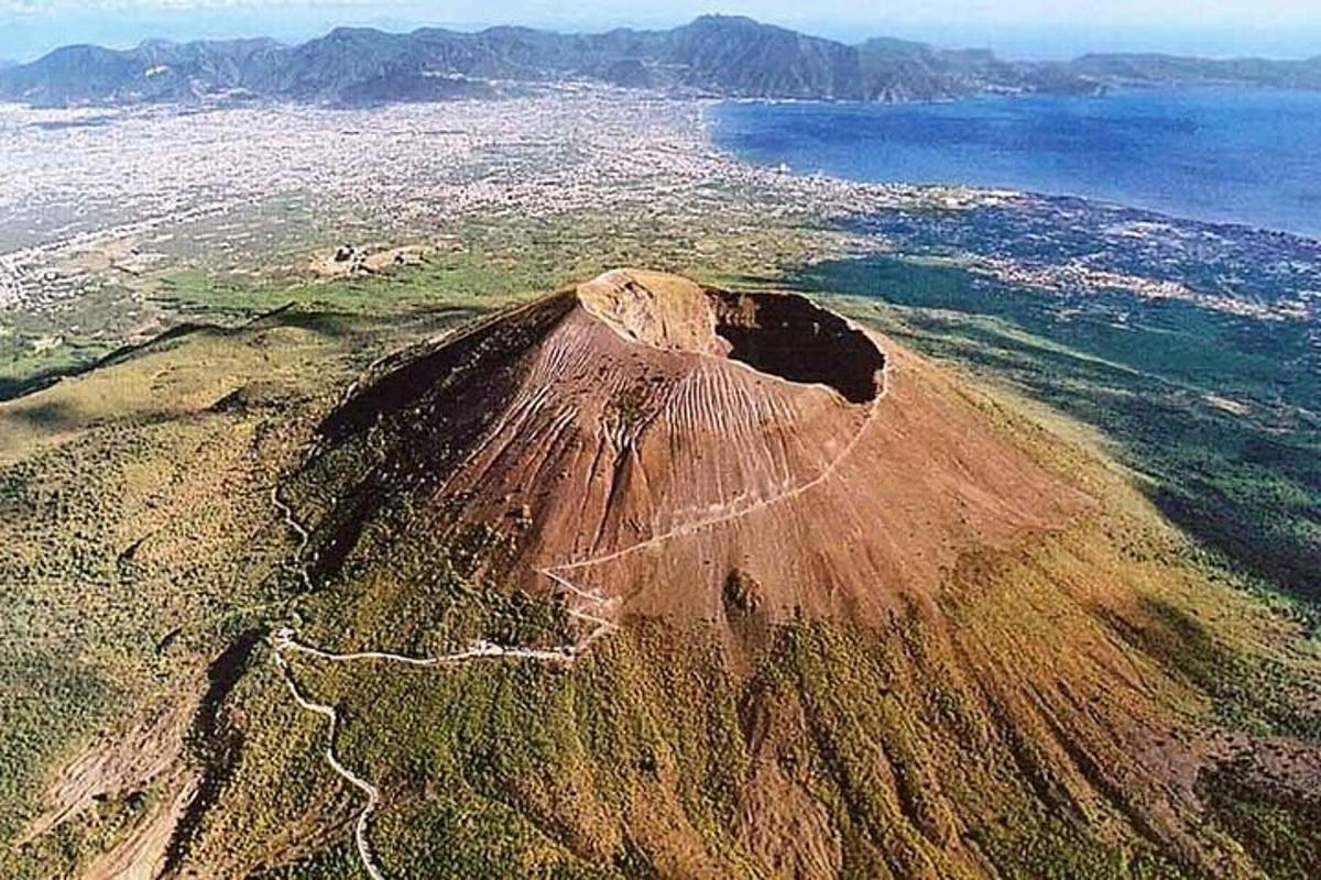 Una vista aérea de una montaña con el océano.