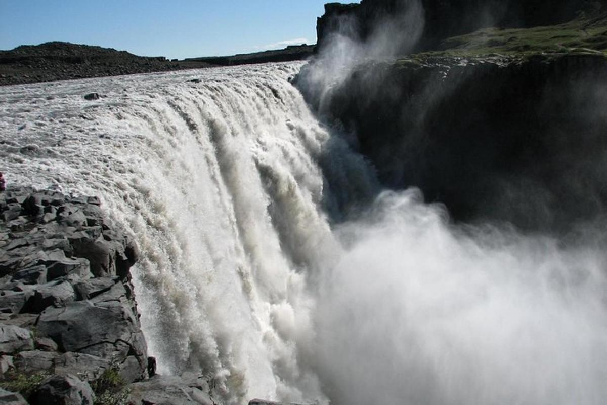 ein Wasserfall spuckt Wasser in die Luft