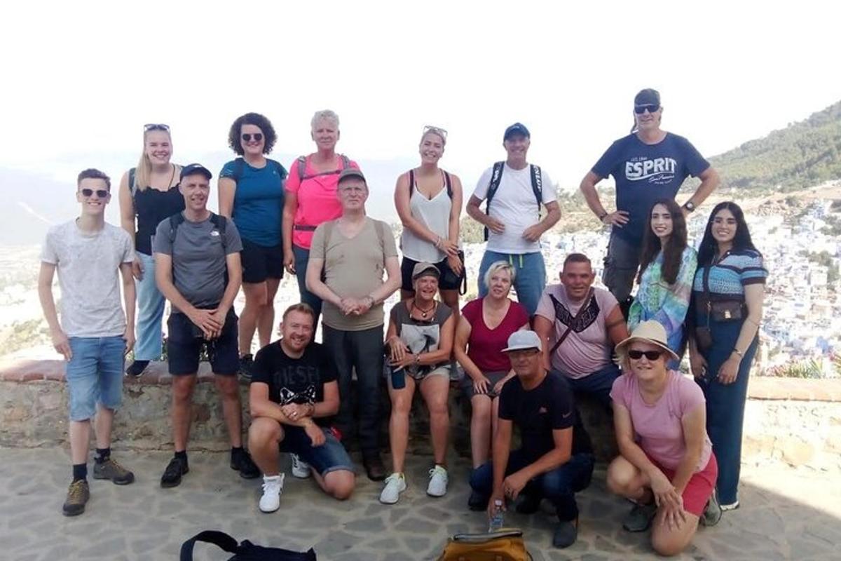 grupp inimesi poseerib rannas pildi jaoks