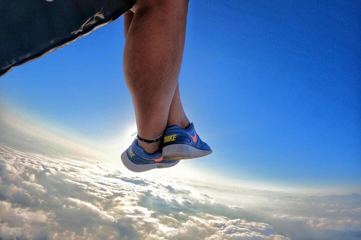 una persona sta volando nel cielo con le scarpe