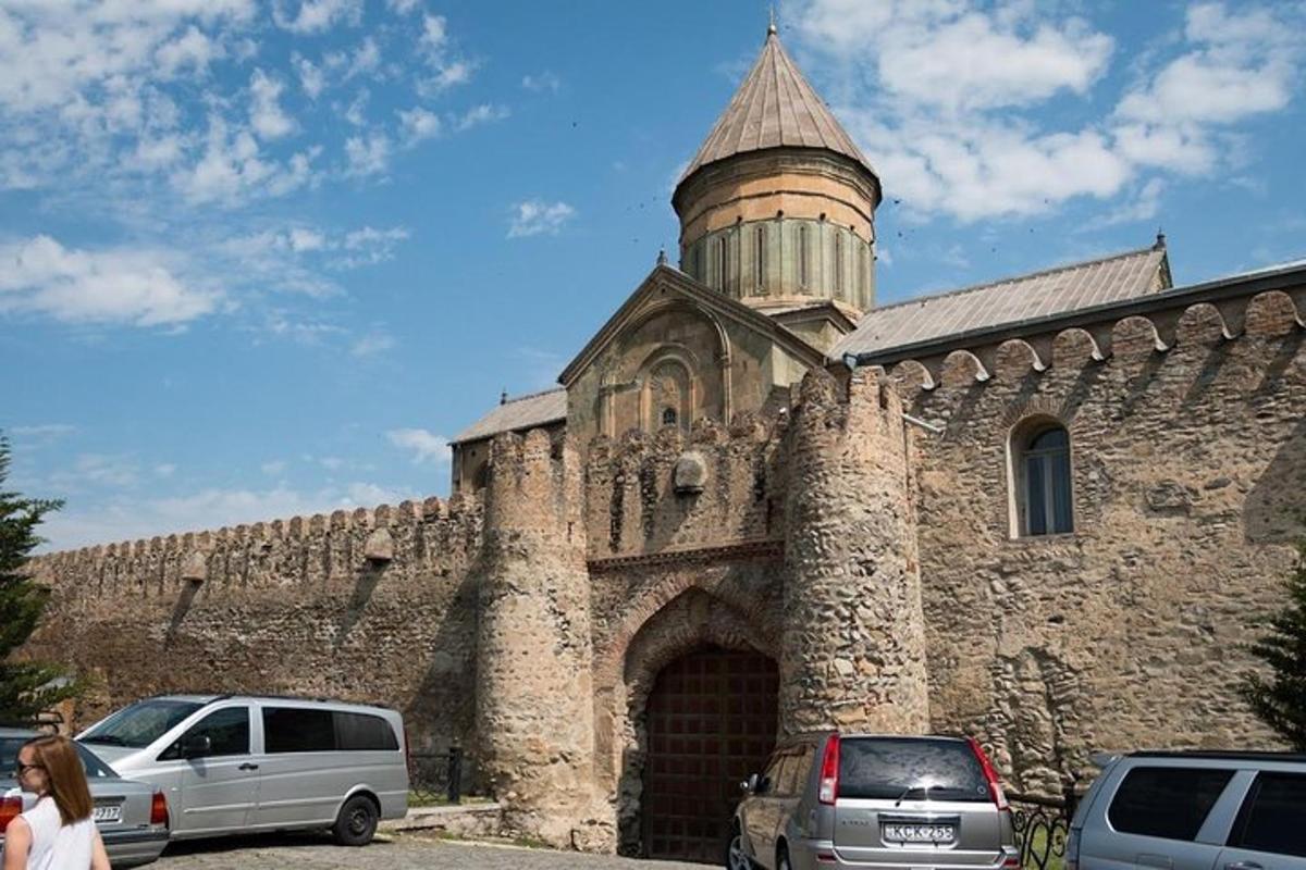 veca akmens ēka ar torni tās virsotnē
