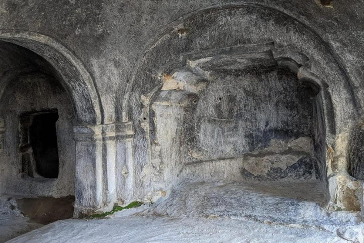 une vieille chambre avec un lit dans un vieux bâtiment