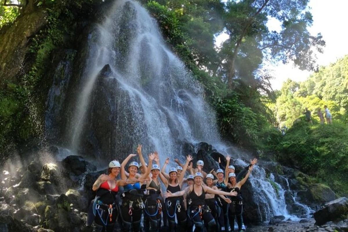 sekumpulan orang bergambar di hadapan air terjun