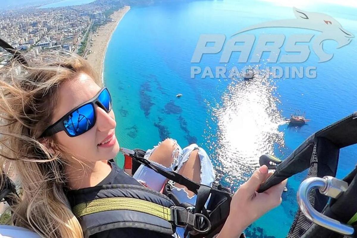 una donna con occhiali da sole su una barca in acqua