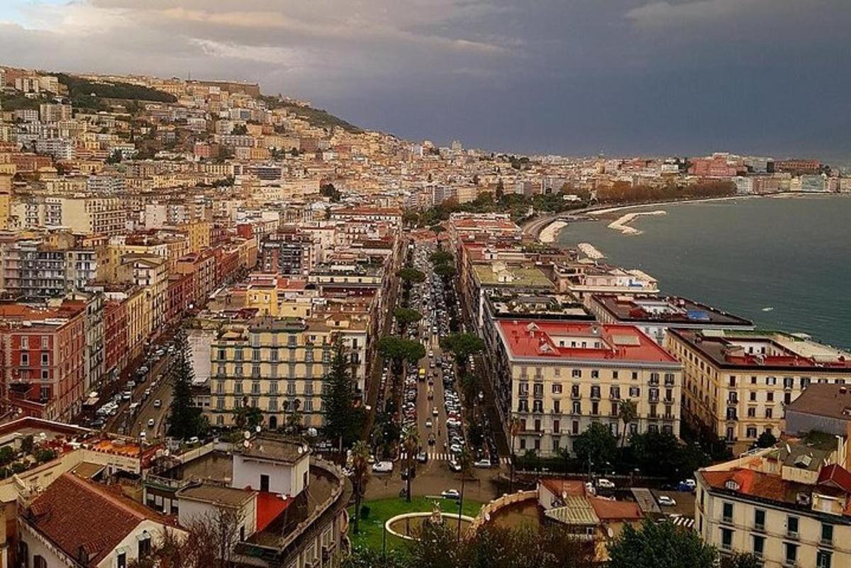 Una vista aérea de una ciudad con edificios y el océano.