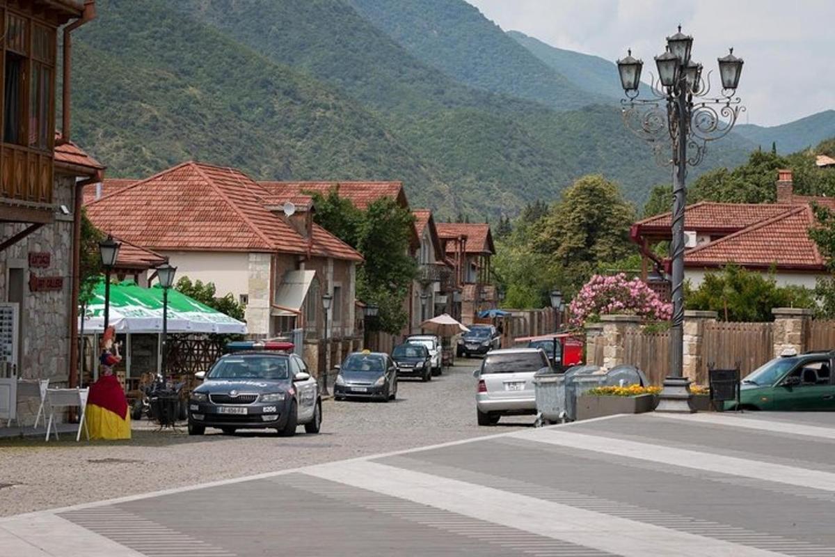 une rue dans une ville avec des voitures qui roulent dans une rue