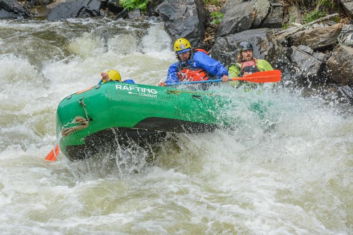 due persone su una zattera verde in un fiume