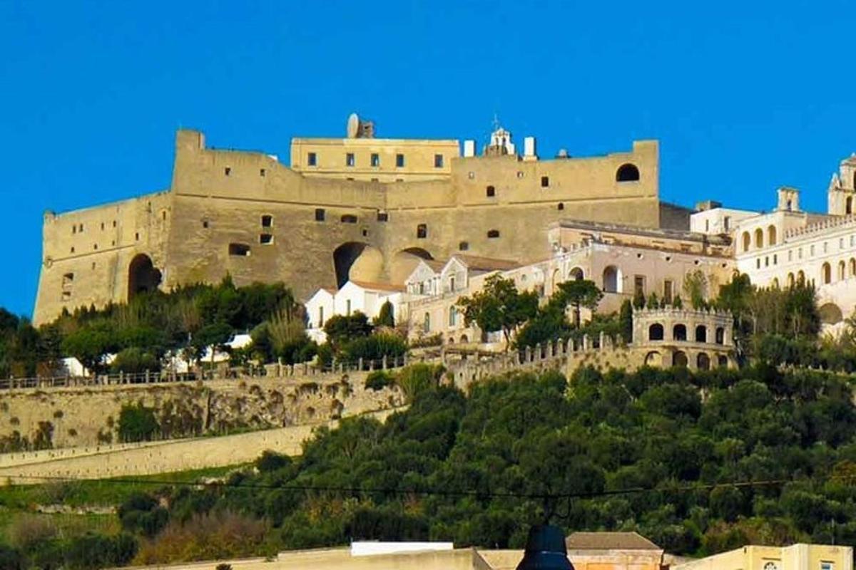 un castel mare așezat pe vârful unui deal