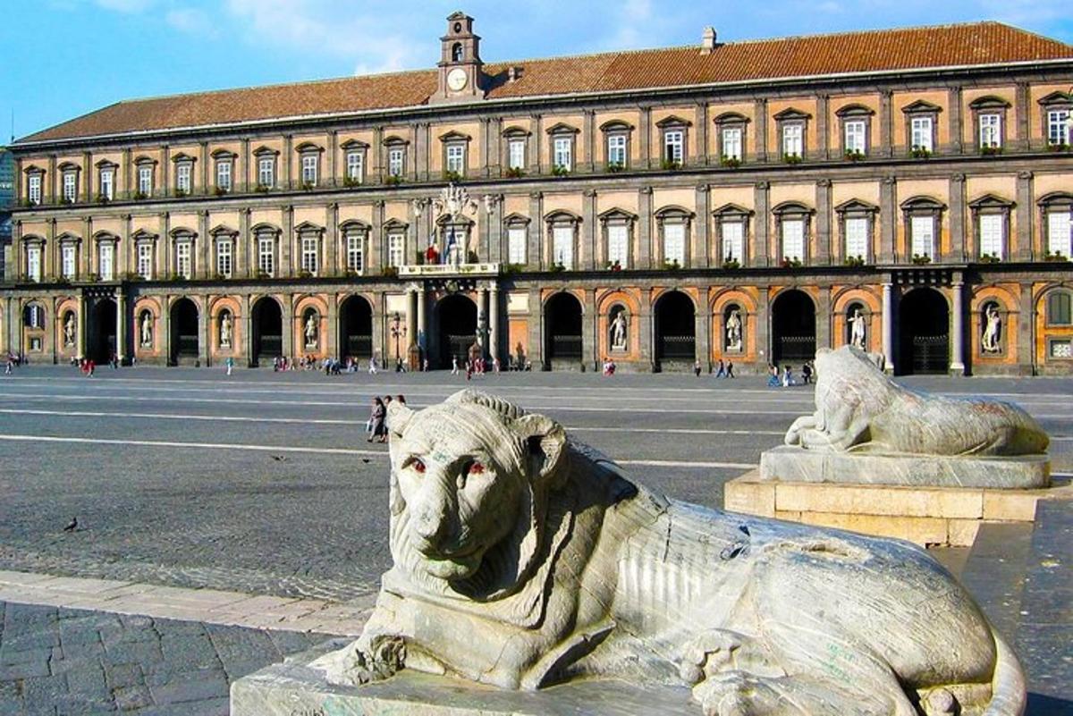 o statuie a unui leu în fața unei clădiri