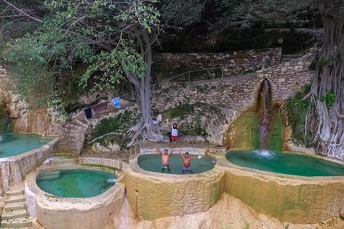 两个人站在两个水池里