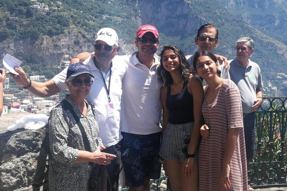 μια ομάδα ανθρώπων που ποζάρουν για μια φωτογραφία μπροστά σε ένα βουνό
