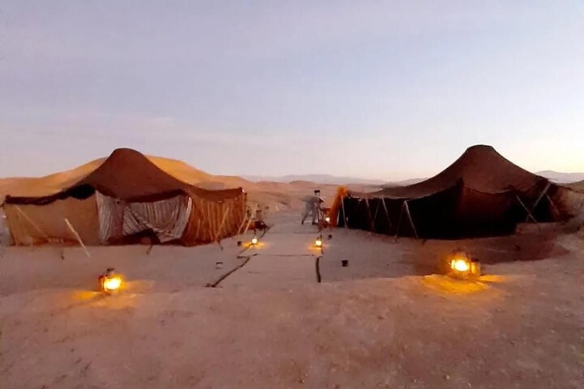 un uomo in piedi davanti ad alcune tende nel deserto
