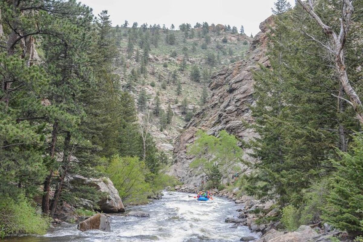 un fiume con un gruppo di persone che fanno rafting