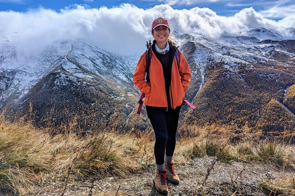 una donna in piedi sulla cima di una montagna