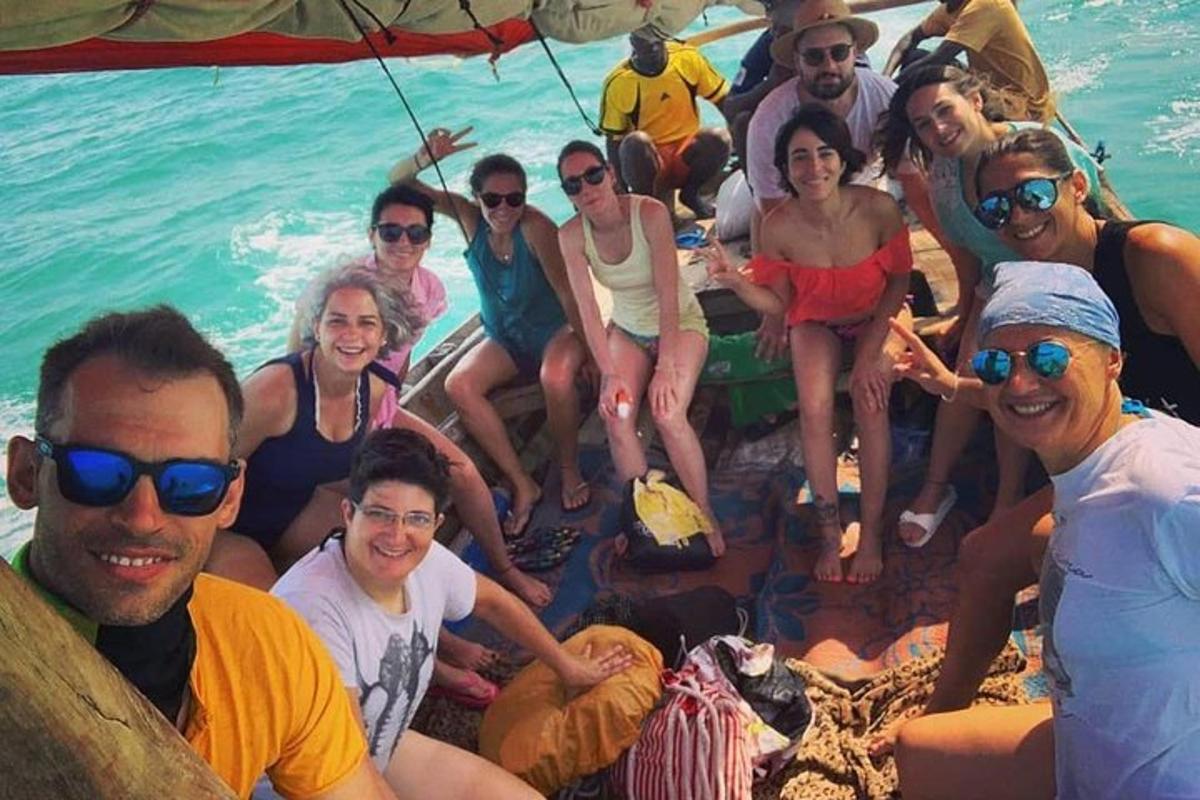 กลุ่มคนนั่งอยู่บนเรือในน้ำ