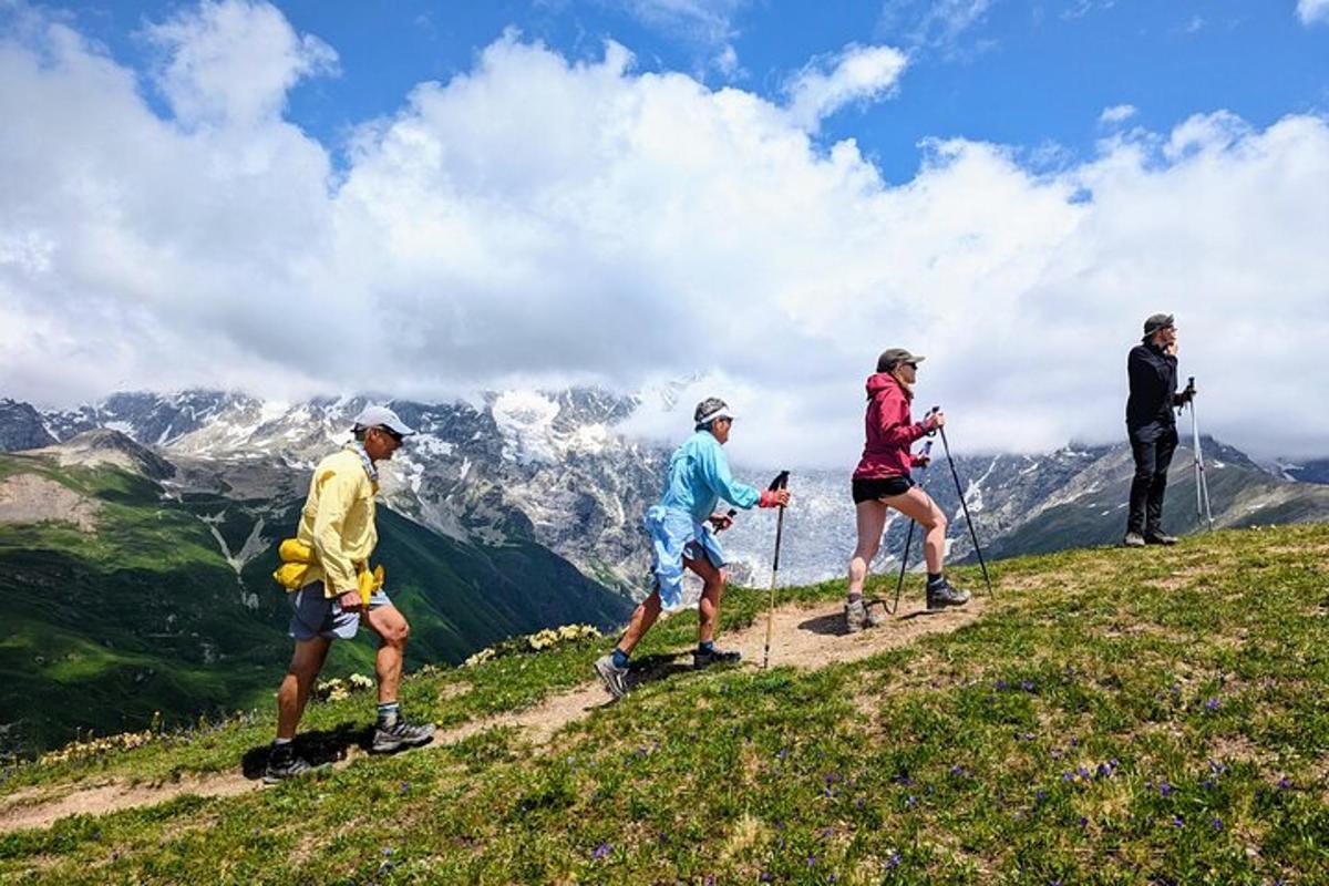 un gruppo di persone in piedi sulla cima di una montagna