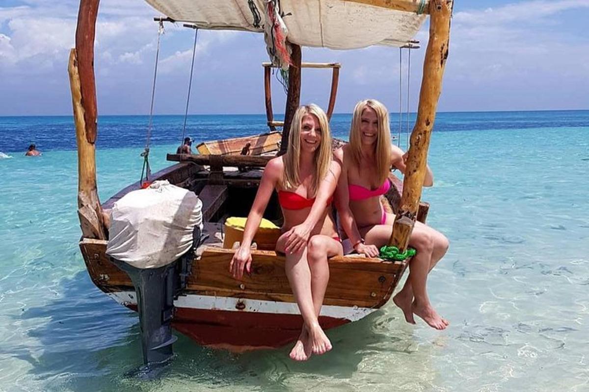 to kvinder sidder på en båd i havet