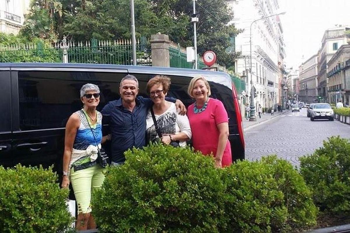 skupina ljudi, ki stojijo pred kombijem