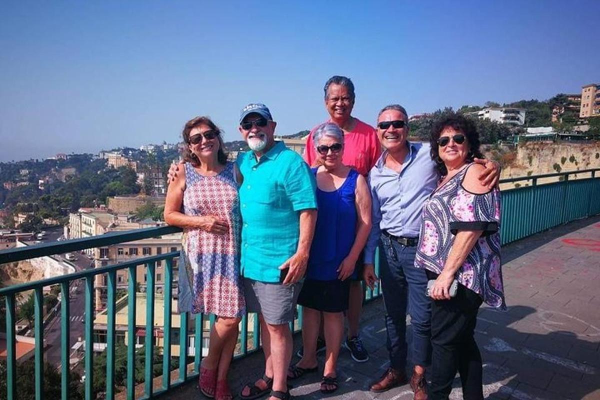 Un grupo de personas posando para una foto en un balcón.