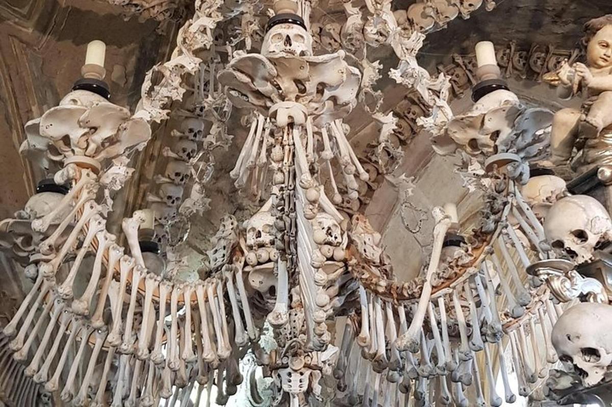 candelier dengan rangka tergantung dari siling