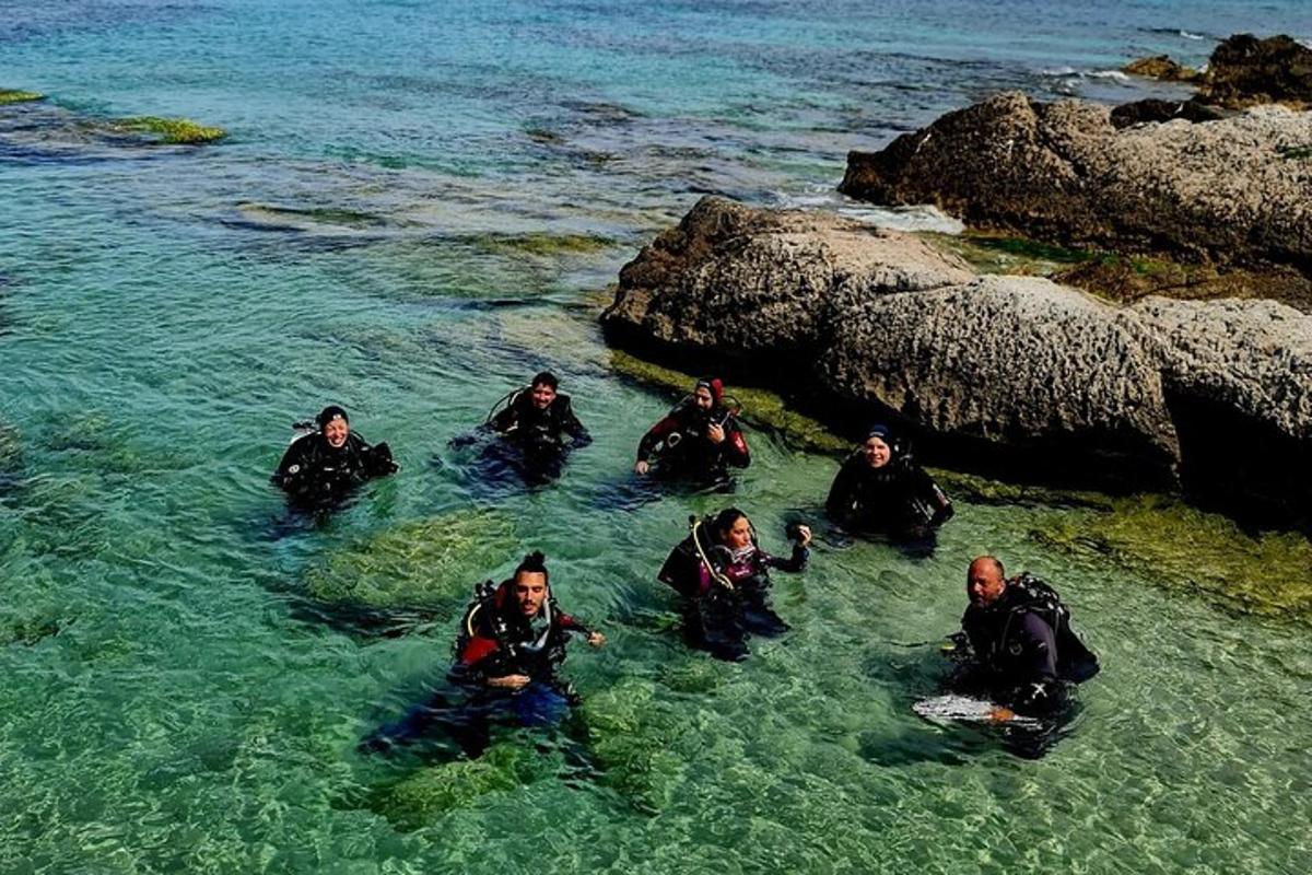 Un grupo de personas en el agua del océano.