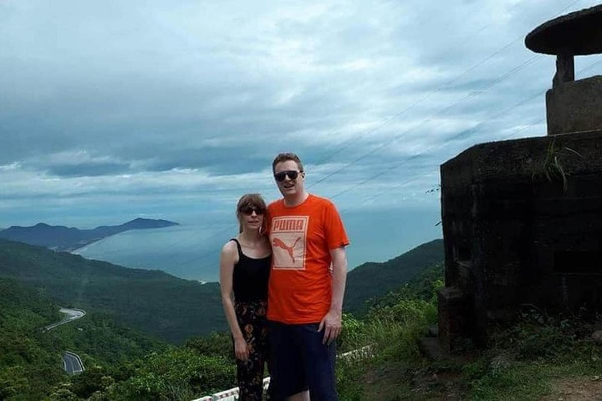 một người đàn ông và một người phụ nữ đang đứng trên đỉnh núi