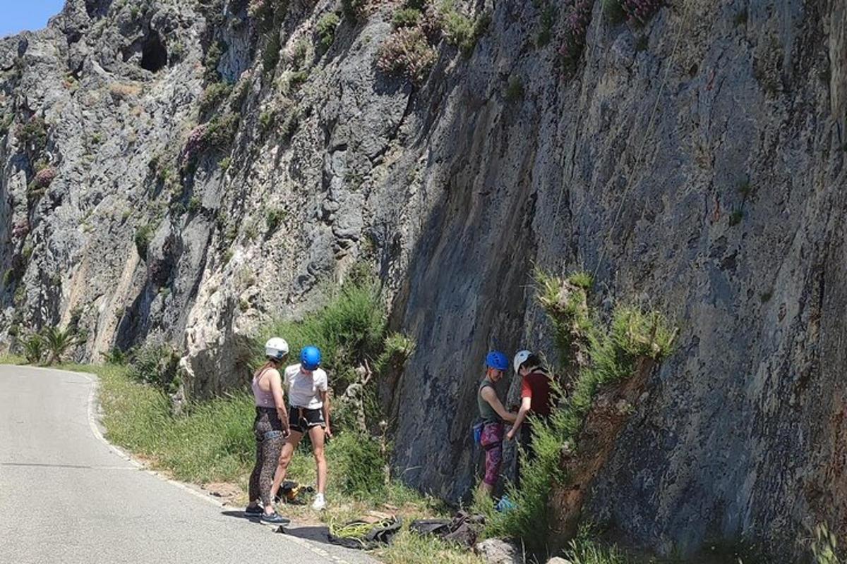 um grupo de pessoas em pé na encosta de uma montanha