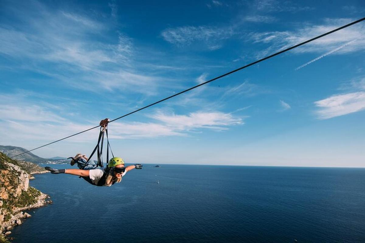 egy személy egy zipline-on a víz felett