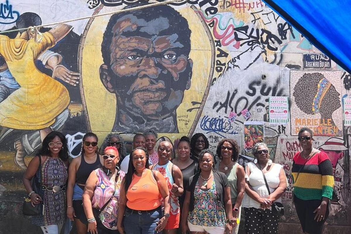un gruppo di persone in piedi davanti a un muro con graffiti