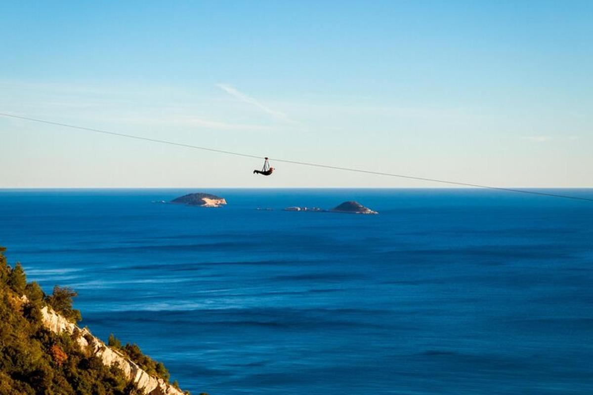helikopter lendab üle ookeani kalju lähedal