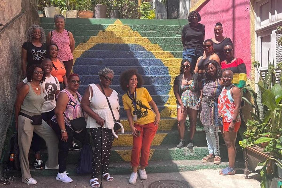 un gruppo di persone in piedi davanti a un murale