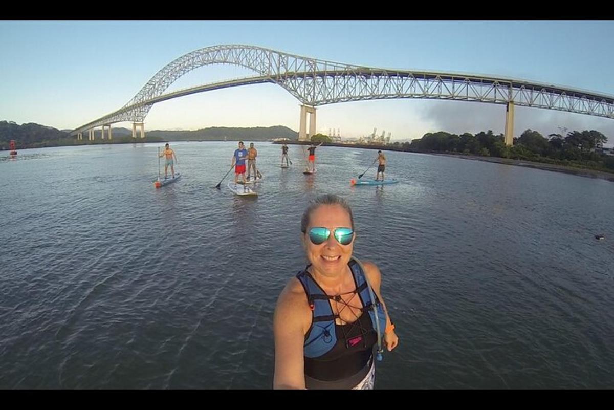 Žena stojí ve vodě na paddleboardech