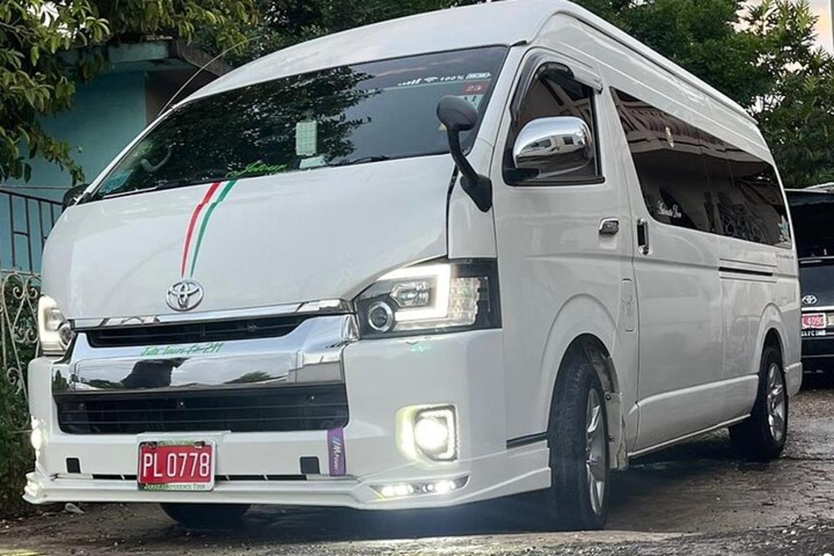 un furgone bianco parcheggiato in un parcheggio