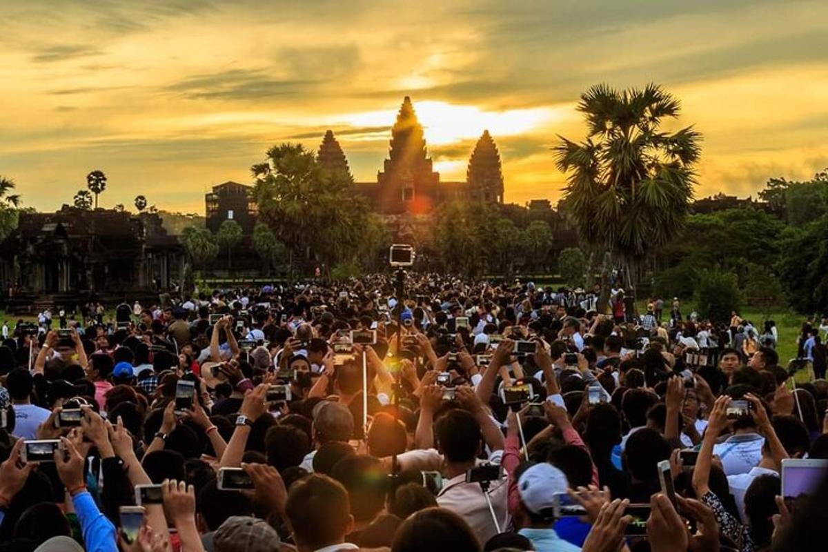 una gran multitud de personas tomando fotografías con sus teléfonos celulares