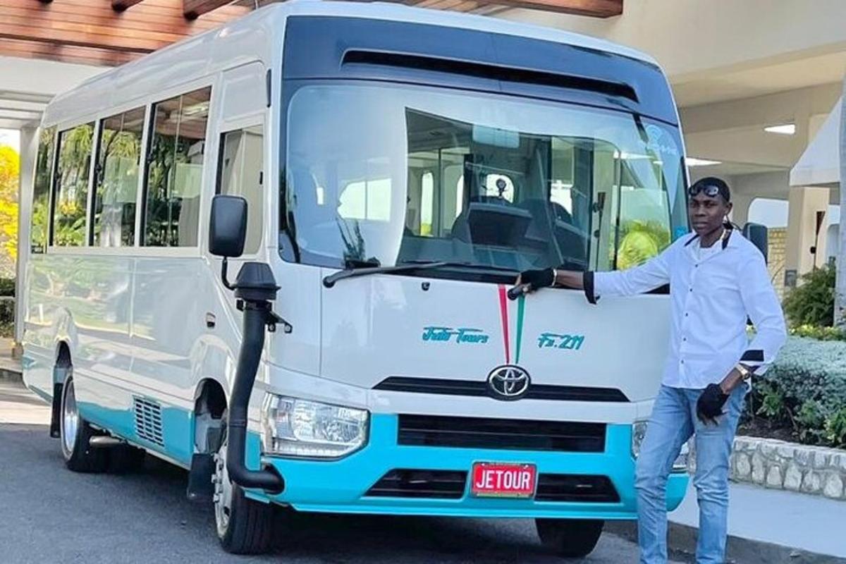 un uomo è in piedi davanti a un autobus